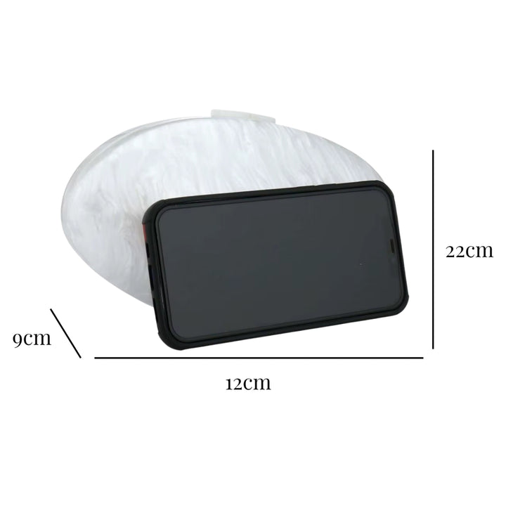 medidas externas mostrando que cabe um celular na Clutch branca pequena com aparência de mármore polido e corrente dourada delicada, acessório minimalista e luxuoso – loja Bolsa Clutch.