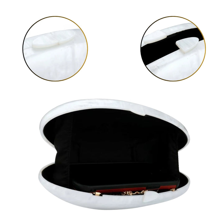 Clutch feminina branca com acabamento que imita mármore polido e alça dourada, acessório elegante e exclusivo – loja Bolsa Clutch.