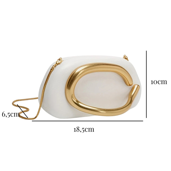 Medidas externas da "Bolsa clutch festa branca e dourada, design moderno com alça de mão em metal dourado curvo. Inclui alça de corrente fina, ideal para festas e eventos noturnos.