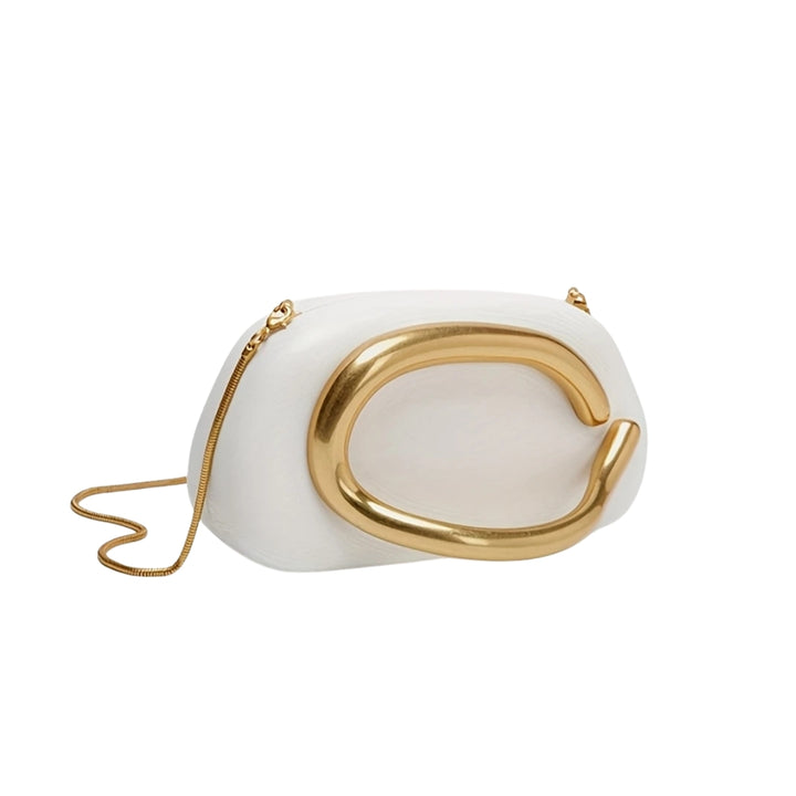 Bolsa clutch festa branca e dourada. Design moderno com alça de mão dourada curva integrada e alça de corrente. Ideal para eventos.