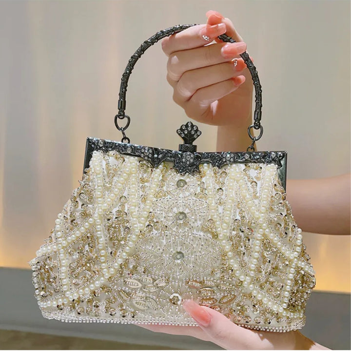 Bolsa festa champagne com alça em corrente prata e alça de mão,  acabamento vintage bordado com pérolas e flores - loja Bolsa Clutch