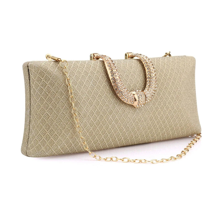 Bolsa clutch dourada com brilho sofisticado, fecho decorativo em ferradura cravejada de strass e alça de corrente dourada removível — ideal para festas e eventos elegantes - loja Bolsa Clutch