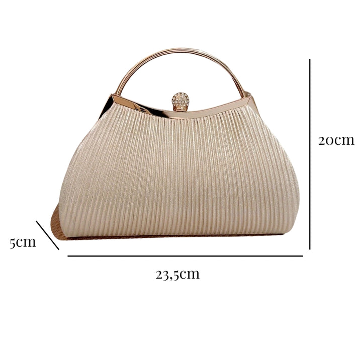 Medidas externas da Bolsa clutch festa prata com brilho dourado, tecido plissado elegante, alça metálica prateada estruturada, fecho com detalhe de joia e corrente fina removível – loja Bolsa Clutch