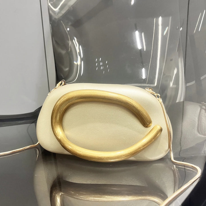 Bolsa de mão clutch dourada. lindo Design moderno com alça de mão dourada curva integrada e alça de corrente. Ideal para eventos.