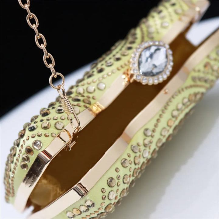 Clutch luxo dourada com acabamento brilhante, corrente metálica e interior forrado, ideal para ocasiões de alto padrão - loja Bolsa Clutch