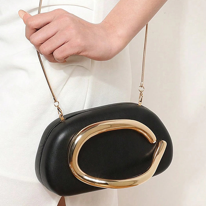 Mulher com Bolsa clutch festa preta dourada. Design moderno com alça de mão dourada curva integrada e alça de corrente. Ideal para eventos.