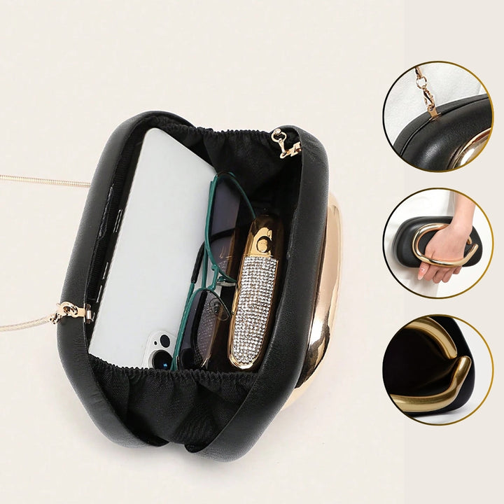 Bolsa clutch festa preta dourada. Formato alongado, alça de mão dourada curva que integra ao corpo e alça de corrente fina. Perfeita para noite.