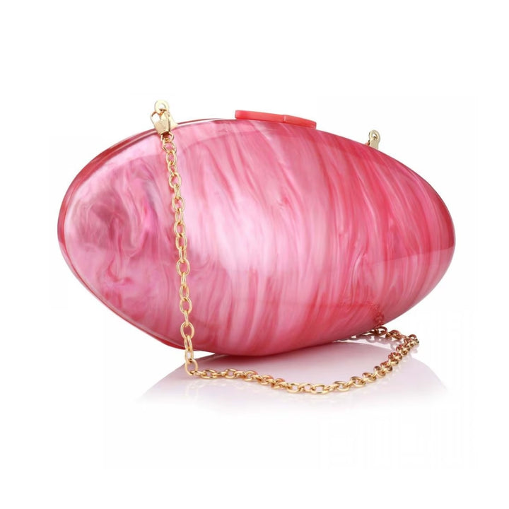 Bolsa clutch rosa marmorizada com brilho perolado e corrente dourada delicada, perfeita para festas, casamentos e eventos sofisticados – loja Bolsa Clutch.