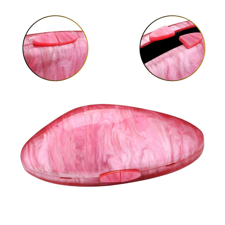 Bolsa de festa pequena rosa com acabamento marmorizado perolado e corrente dourada fina, design sofisticado e moderno – loja Bolsa Clutch.