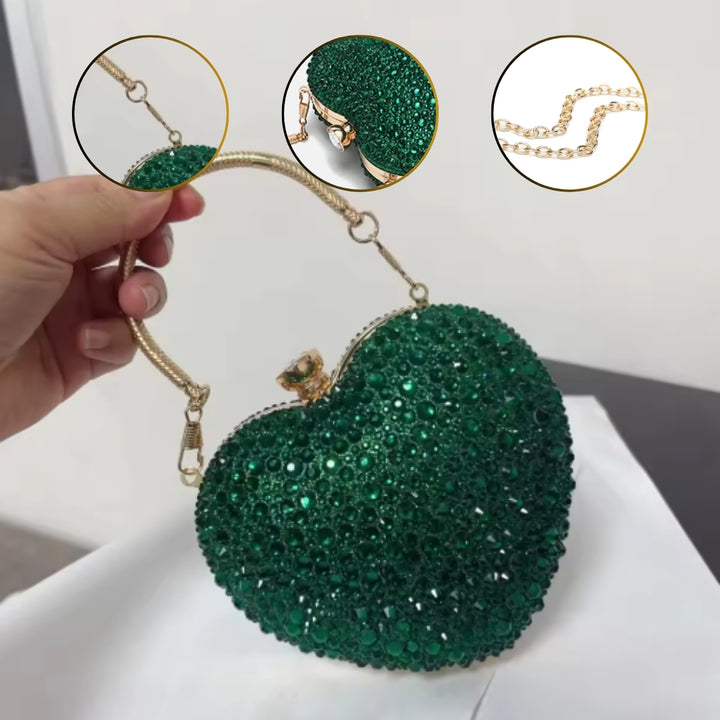 Detalhes da belíssima Bolsa clutch festa Verde em formato de coração, cravejada com cristais azuis vibrantes, alça metálica dourada estruturada e fecho superior com detalhe em pedra – loja Bolsa Clutch