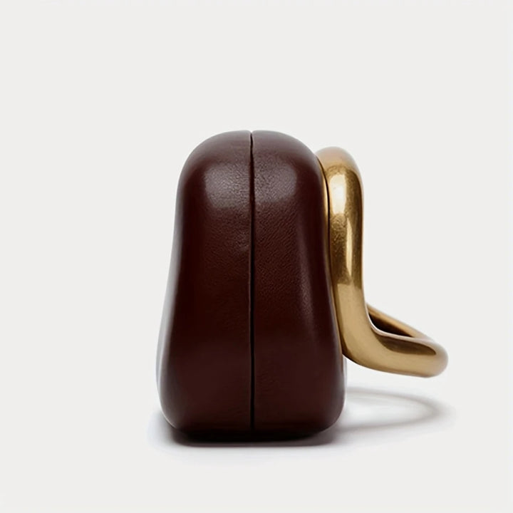 lateral da Bolsa de mão para festa clutch vermelha e dourada. lindo Design moderno com alça de mão dourada curva integrada e alça de corrente. Ideal para eventos.